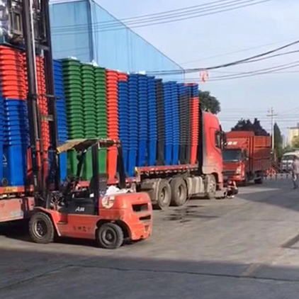 鑫豐潔塑綠色料垃圾桶出貨現(xiàn)場(chǎng)